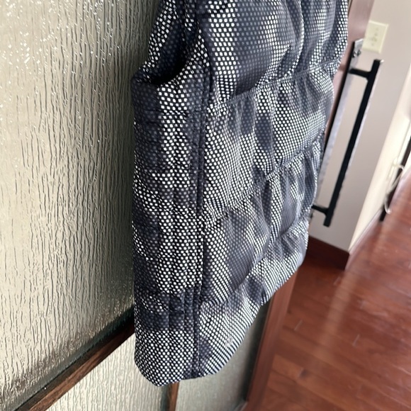 Women’s hooded puffer vest in size S-M - Picture 6 of 7
